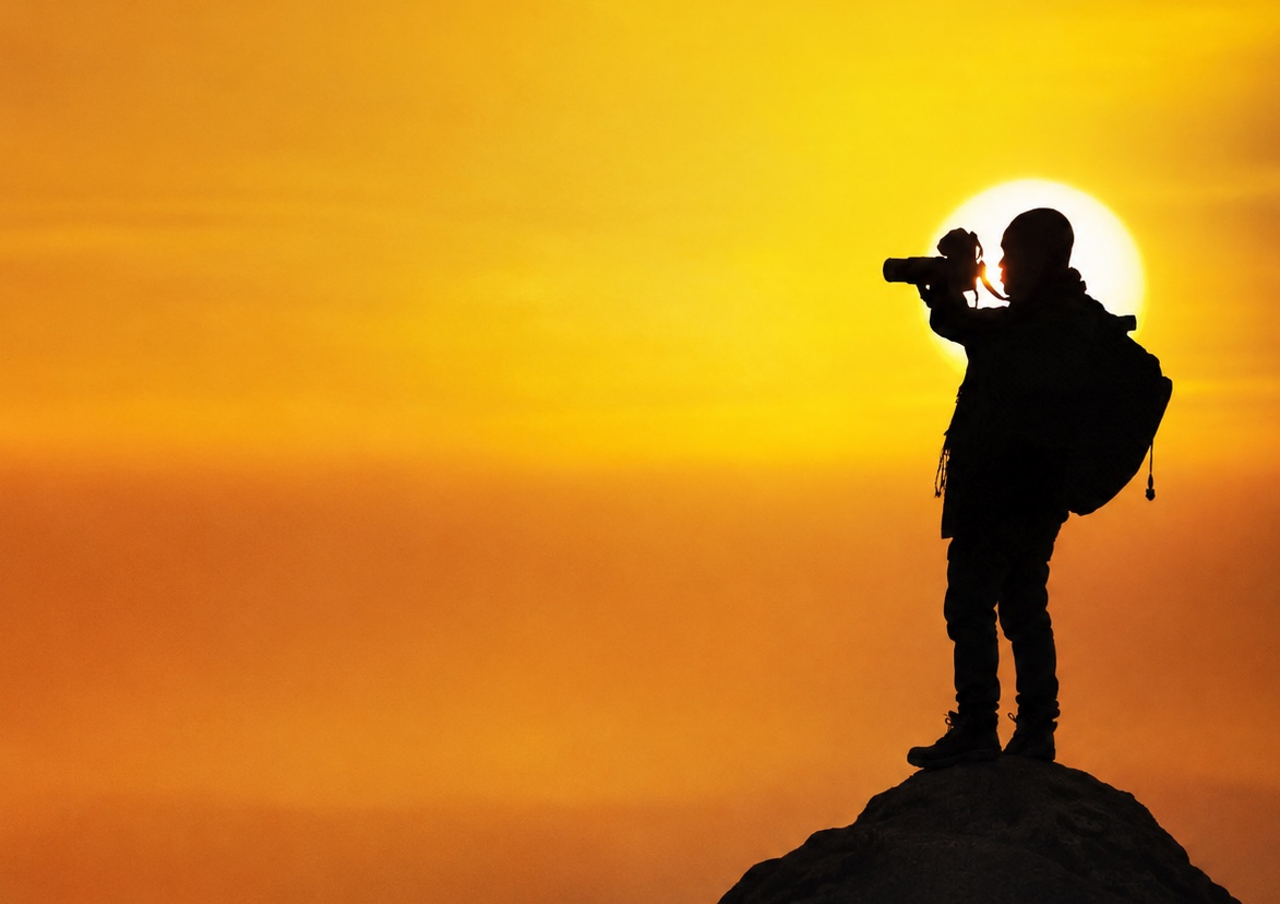 Silhouette d'un photographe au coucher du soleil